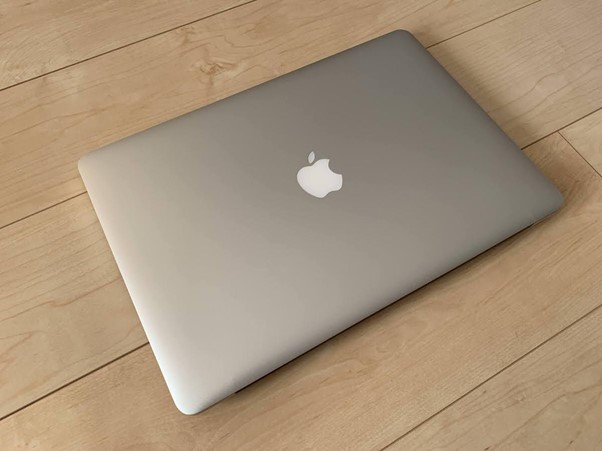 ノートパソコン（MacBook Pro 15インチ）