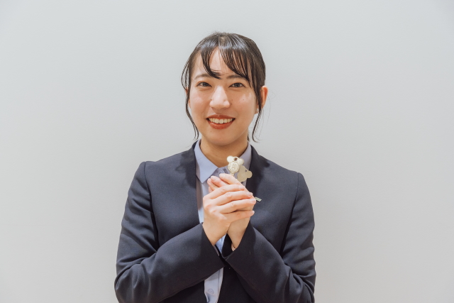 ミッキーデザイン キーを持つ女性