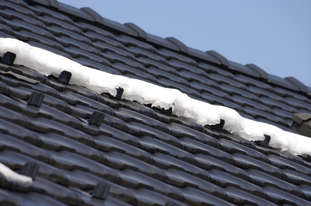 屋根からの落雪防止に効果がある雪止めとは 役割や取り付け方 費用 設置の注意点を解説 屋根からの落雪防止に効果がある雪止めとは 役割や取り付け方 費用 設置の注意点を解説